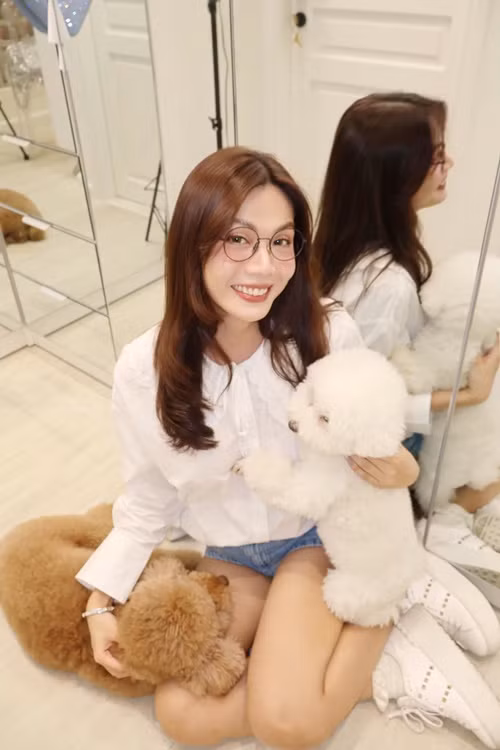 Nữ ca sĩ dành thời gian chơi đùa cùng cún cưng trong căn hộ. Ảnh: FB Luna Đào.