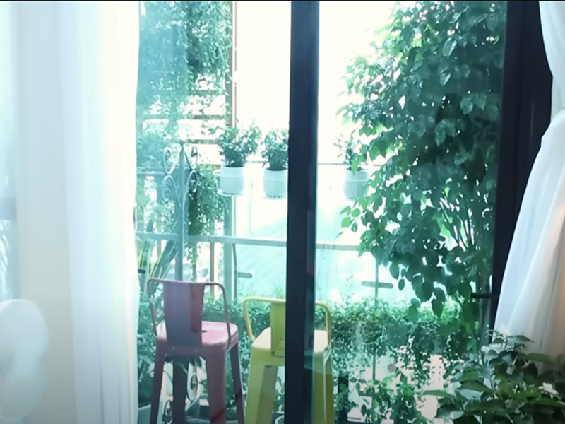 Ban công trong căn hộ của Luna Đào là nơi nữ ca sĩ thư giãn, nghỉ ngơi. Ảnh: Youtube Luna Đào.