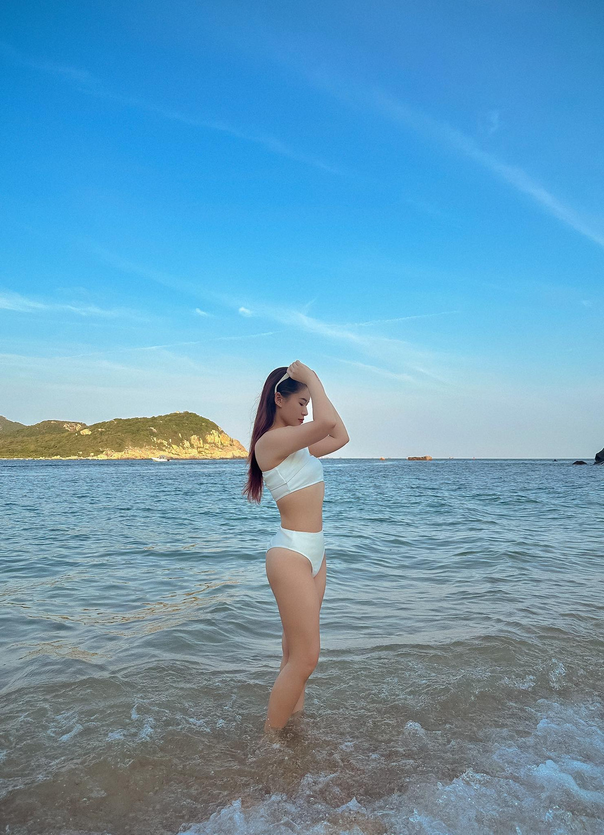 "Chị đẹp" khoe vóc dáng săn chắc, gợi cảm với áo tắm hai mảnh.