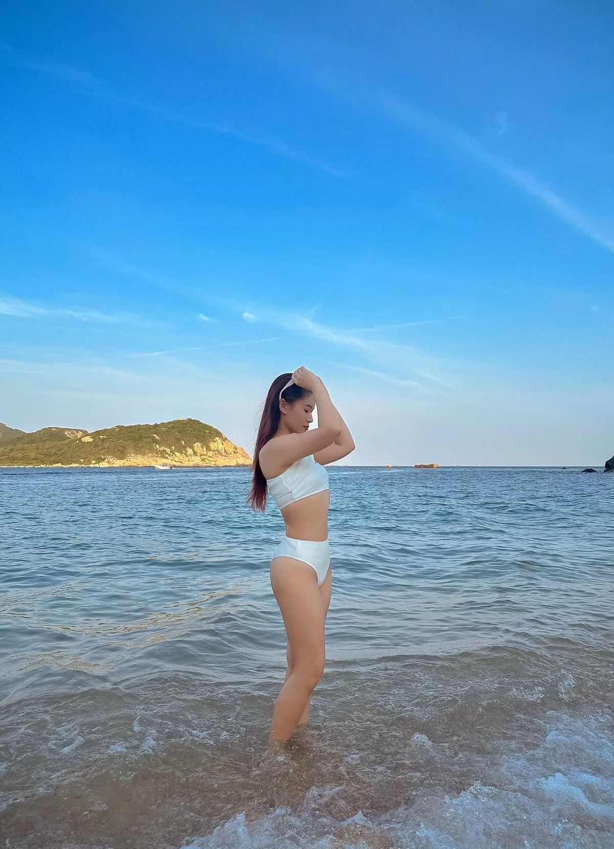 "Chị đẹp" khoe vóc dáng săn chắc, gợi cảm với áo tắm hai mảnh.