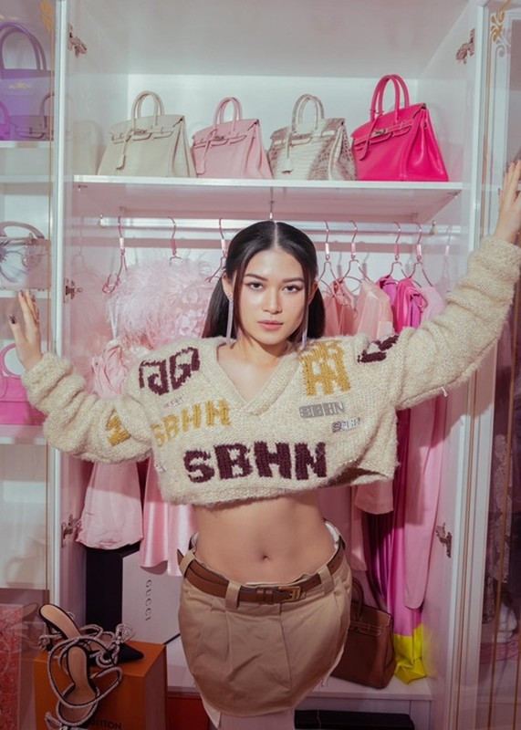 Nữ diễn viên sinh năm 1993 luôn ăn mặc sành điệu.