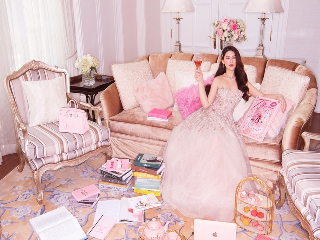 "Chị đẹp" sở hữu nhiều đồ hiệu đắt tiền.