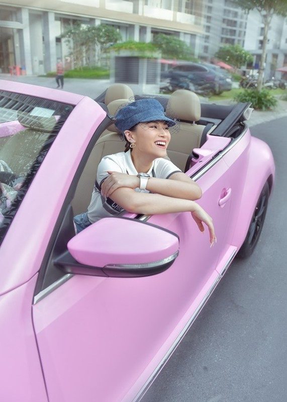 Ngọc Thanh Tâm thường xuyên sử dụng xe sang di chuyển, du lịch xa xỉ.