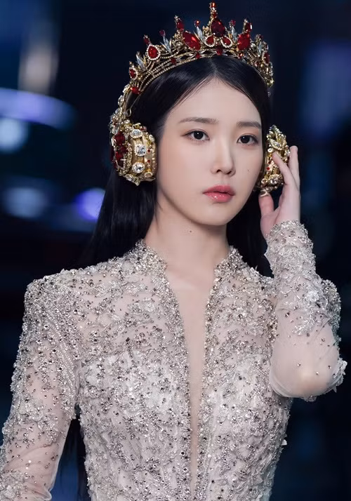 IU đăng ký tham gia các buổi thử giọng nhưng liên tục bị các công ty giải trí từ chối, thậm chí còn bị lừa tiền. Sau 20 lần thất bại tại các vòng tuyển chọn, cuối cùng cô tìm được công ty quản lý giúp cô vụt sáng thành sao. Ảnh: FB IU.