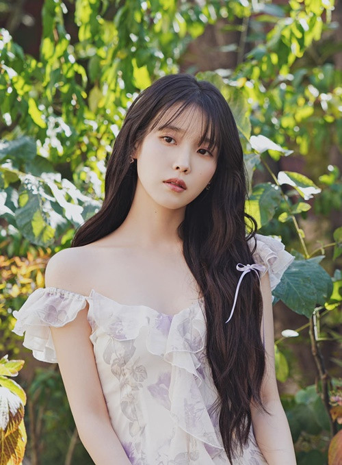 IU xinh đẹp, giàu có, được mệnh danh là em gái quốc dân. Ảnh: FB IU.