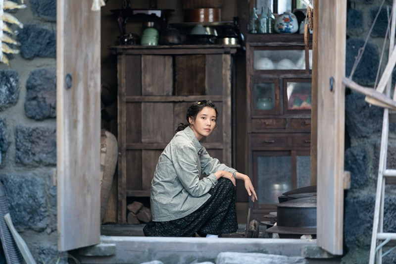Ngoài đời, IU đang hẹn hò với diễn viên Lee Jong Suk. Ảnh: FB IU.
