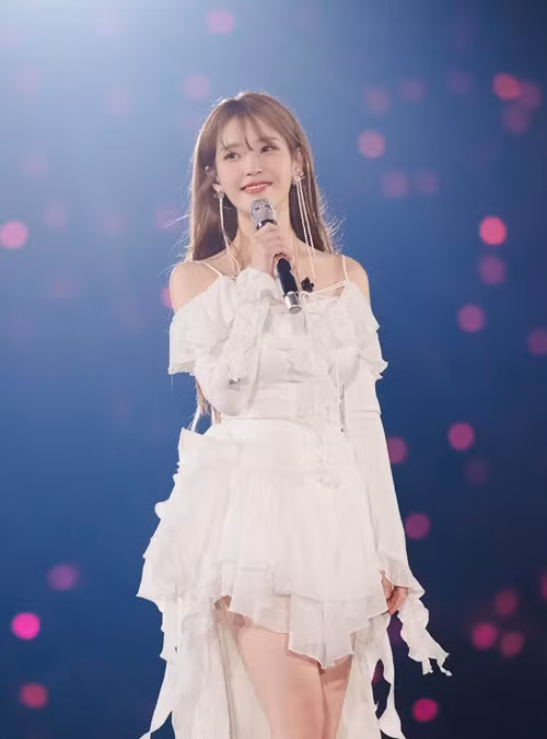 IU xuất thân nghèo khó. Khi bố mẹ phá sản, gia đình của nữ ca sĩ buộc phải sống trong một căn phòng nhỏ chật hẹp. Vì vậy, hai chị em IU đã được gửi đến sống với bà. Tuy nhiên, bà của IU cũng không dư giả tiền bạc. Từ nhỏ, IU nuôi ước mơ trở thành người nổi tiếng để giúp gia đình vượt khó. Ảnh: FB IU.