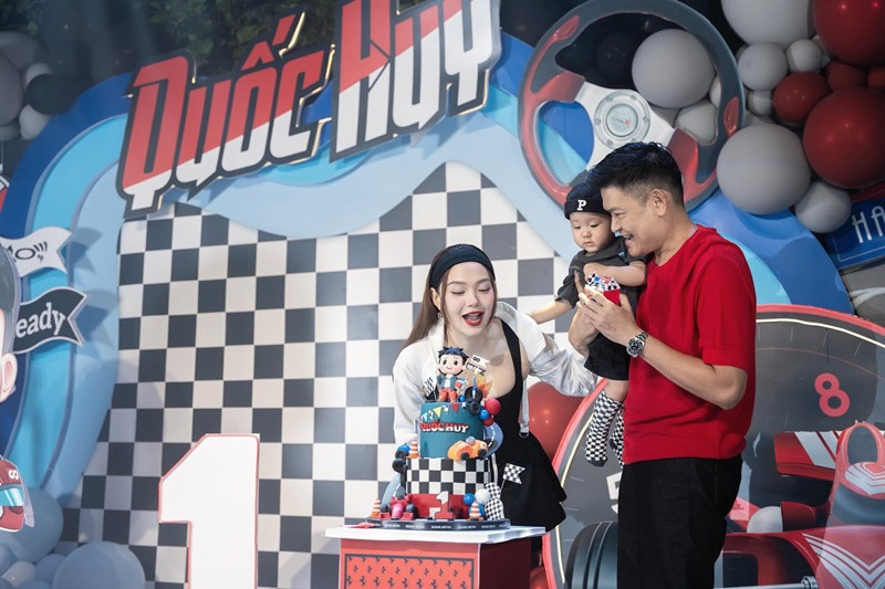 Minh Hằng và doanh nhân Quốc Bảo đều cưng chiều con trai. Dịp sinh nhật 1 tuổi của bé Mỡ, vợ chồng nữ ca sĩ tổ chức tiệc sinh nhật mang chủ đề đường đua xe.