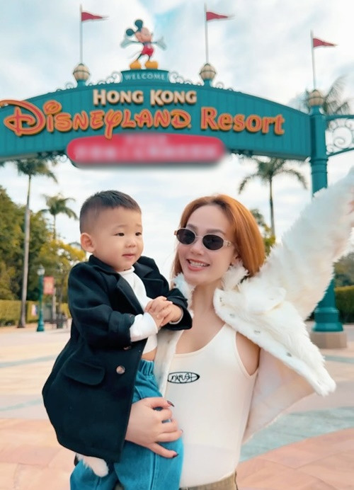 Vợ chồng Minh Hằng thường xuyên đưa quý tử đi du lịch. Trong ảnh, nữ ca sĩ và bé Mỡ đi chơi công viên Disneyland ở Hong Kong (Trung Quốc).