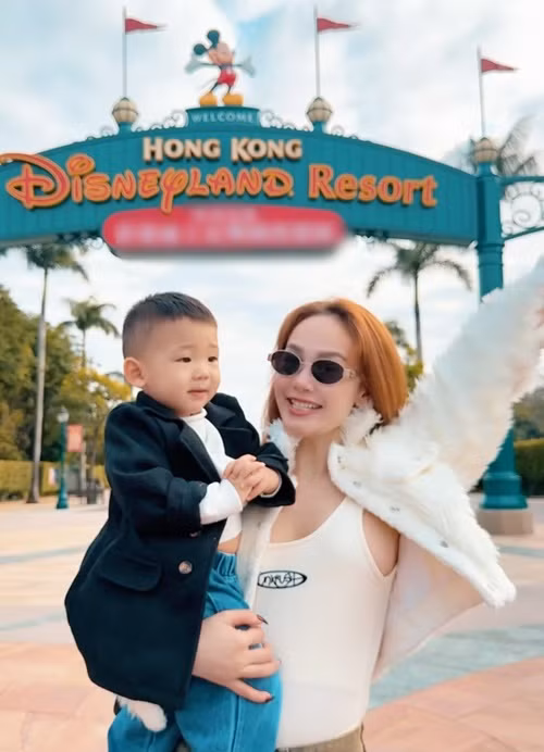 Vợ chồng Minh Hằng thường xuyên đưa quý tử đi du lịch. Trong ảnh, nữ ca sĩ và bé Mỡ đi chơi công viên Disneyland ở Hong Kong (Trung Quốc).