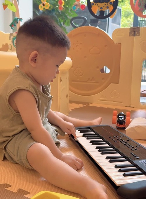 Nhiều người cho rằng bé Mỡ có gương mặt giống bố.