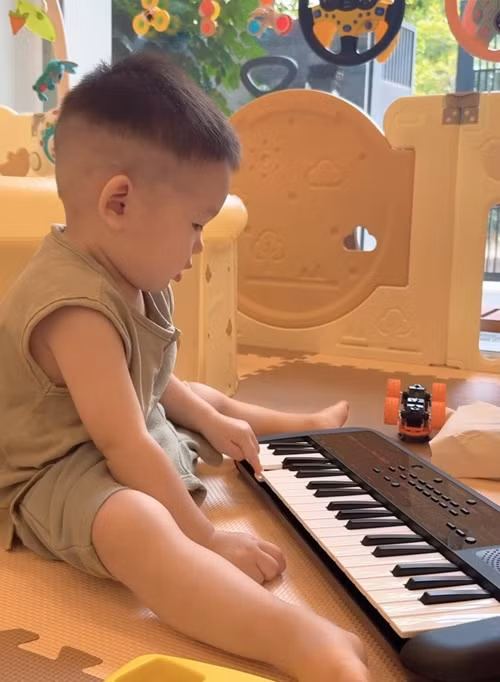 Nhiều người cho rằng bé Mỡ có gương mặt giống bố.