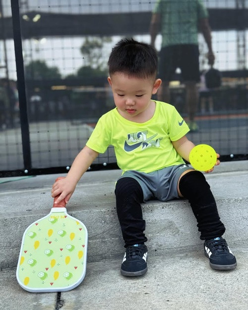 Con trai Minh Hằng có nhiều khoảnh khắc dễ thương trên sân tập.