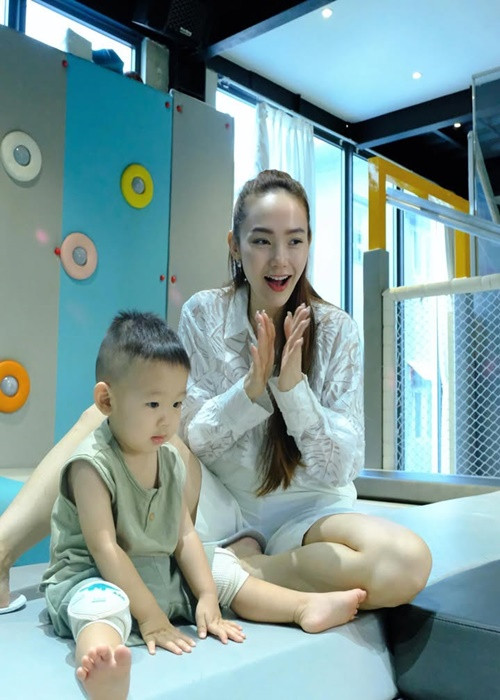 Minh Hằng từng khoe vợ chồng cô tậu hai căn nhà liền kề để đón con trai chào đời.