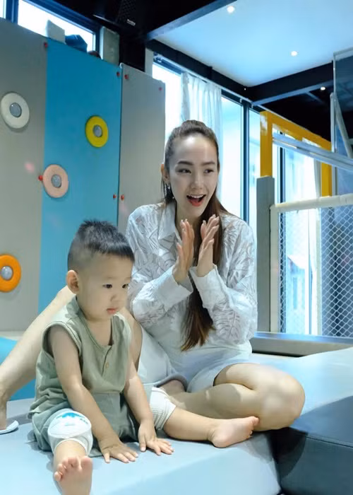 Minh Hằng từng khoe vợ chồng cô tậu hai căn nhà liền kề để đón con trai chào đời.