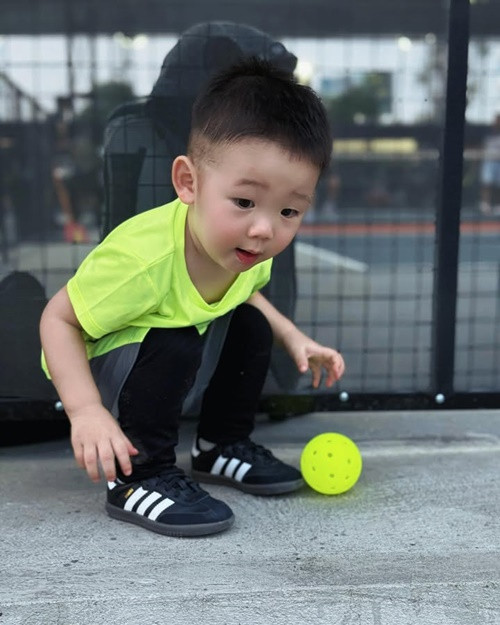Trên trang cá nhân, ca sĩ Minh Hằng khoe loạt ảnh bé Mỡ tập đánh pickleball.