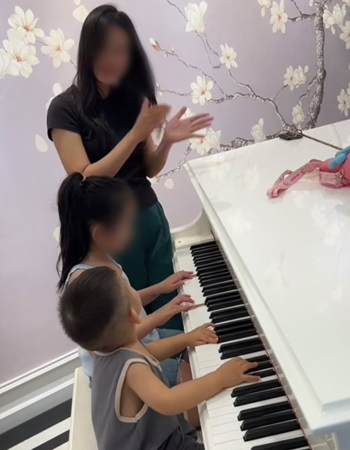 Bé Mỡ thích học đánh đàn. Minh Hằng cho biết, dù bận rộn, cô vẫn cố gắng đọc sách để đáp ứng từng thời kỳ lớn lên của con.