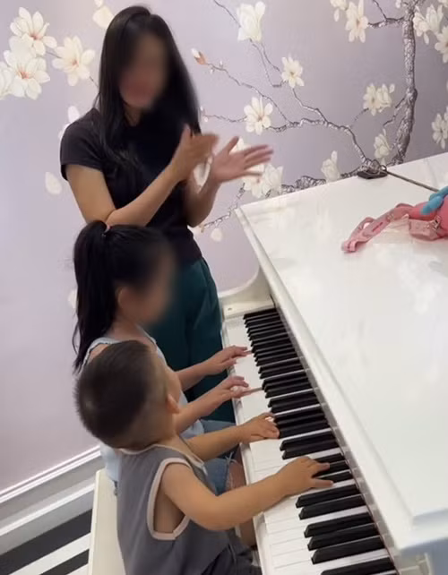 Bé Mỡ thích học đánh đàn. Minh Hằng cho biết, dù bận rộn, cô vẫn cố gắng đọc sách để đáp ứng từng thời kỳ lớn lên của con.