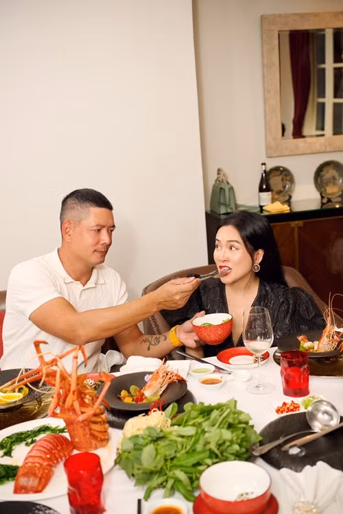 Anh Thơ được Bình Minh chiều chuộng. Mỗi dịp kỷ niệm, nữ doanh nhân thường được chồng tặng quà. Khi ăn uống, Bình Minh ân cần đút cho Anh Thơ ăn. Ảnh: FB Anh Thơ.