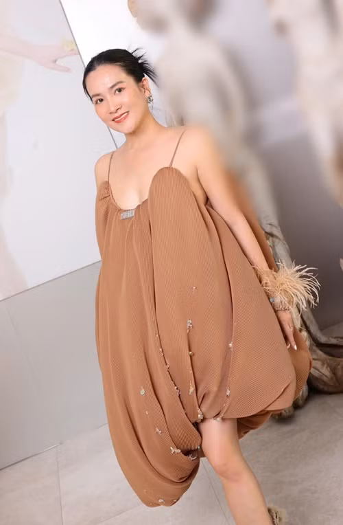 Doanh nhân Anh Thơ - vợ siêu mẫu Bình Minh gây chú ý khi đăng hình ảnh diện váy hai dây khoe dáng vóc gợi cảm. Ảnh: FB Anh Thơ.