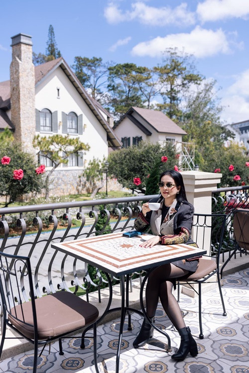 Hơn Bình Minh 4 tuổi, Anh Thơ từng bị chê già, xấu hơn chồng. Tuy nhiên, vài năm trở lại đây, nữ doanh nhân thăng hạng nhan sắc lẫn phong cách thời trang. Ảnh: FB Anh Thơ.