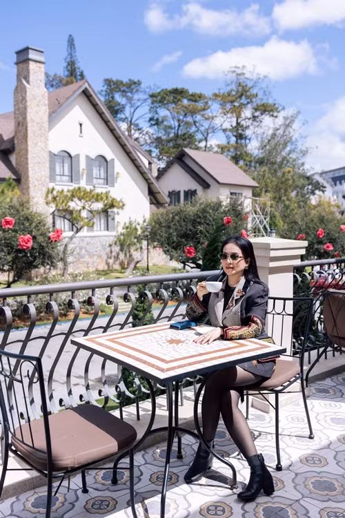 Hơn Bình Minh 4 tuổi, Anh Thơ từng bị chê già, xấu hơn chồng. Tuy nhiên, vài năm trở lại đây, nữ doanh nhân thăng hạng nhan sắc lẫn phong cách thời trang. Ảnh: FB Anh Thơ.