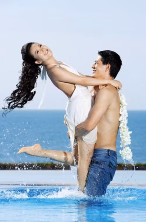 Vợ chồng Bình Minh tình tứ trong bể bơi khi chụp ảnh cưới. Ảnh: Dân Việt.