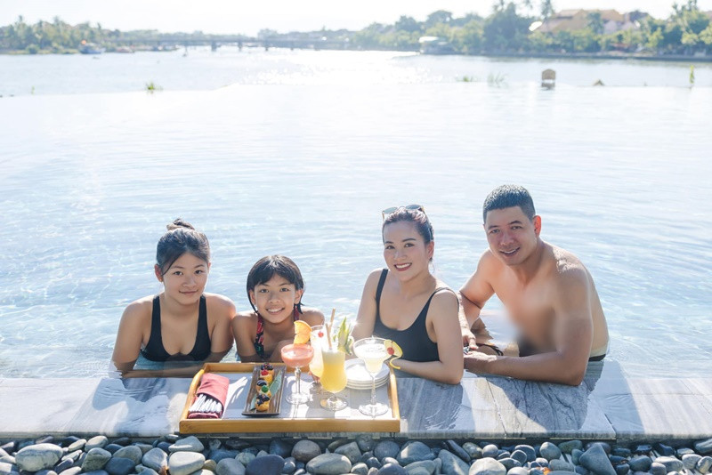 Vợ chồng Bình Minh cùng hai con gái thường xuyên đi du lịch. Ảnh: FB Anh Thơ.