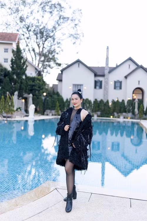 Vợ Bình Minh sở hữu vóc dáng thon gọn ở tuổi 48, từng 2 lần sinh nở. Ảnh: FB Anh Thơ.