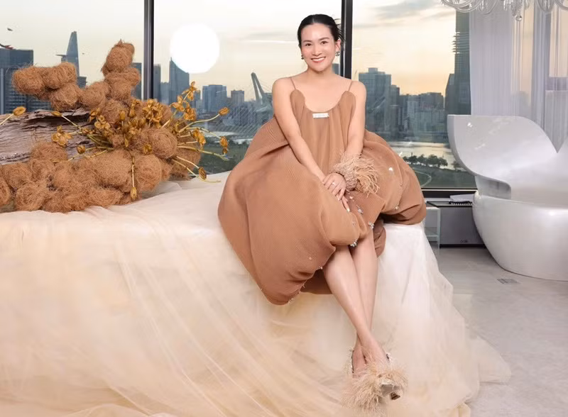 Anh Thơ ăn mặc ngày càng táo bạo. Ảnh: FB Anh Thơ.