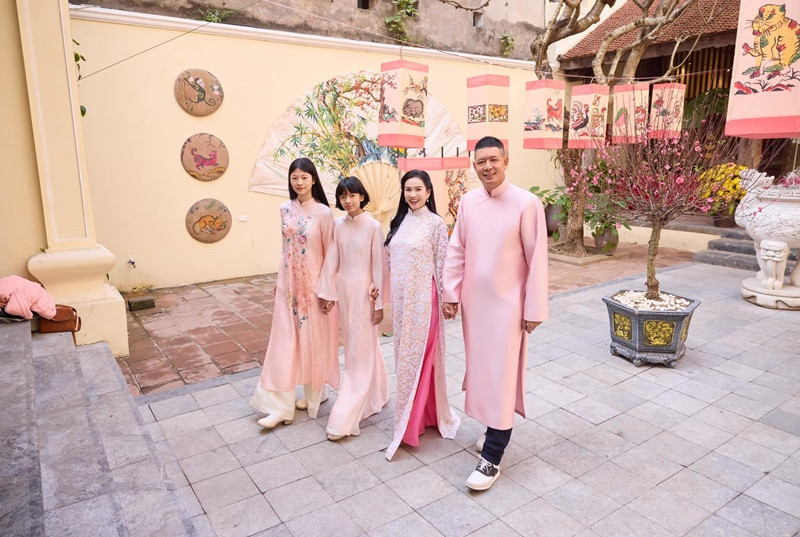 Anh Thơ khoe hai con gái đều có chiều cao vượt trội. An Nhiên (sinh năm 2009) cao 1m75 từ tuổi 15, An Như đang cao 1m65. Ảnh: FB Anh Thơ.