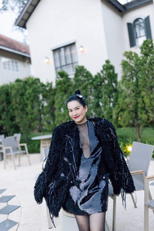 Nữ doanh nhân sinh năm 1977 khoe vòng một lấp ló khi diện trang phục xẻ ngực sâu, xuyên thấu. Ảnh: FB Anh Thơ.