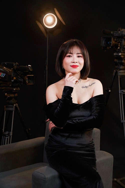  MC Hoàng Linh vẫn giữ được vóc dáng thon gọn dù là mẹ ba con.