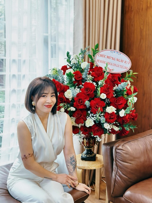 Hoàng Linh còn sở hữu các hình xăm trên hai cánh tay.