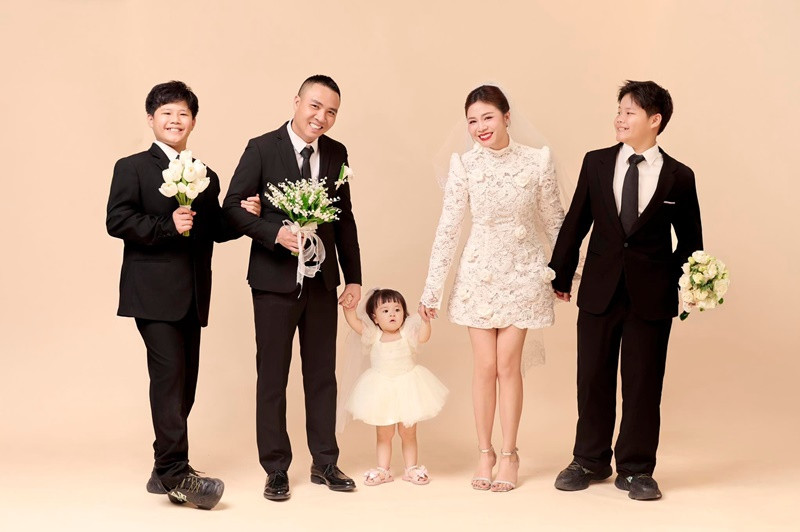 Sau 1 lần đò, có hai con riêng, MC Hoàng Linh tìm được bến đỗ hạnh phúc bên đạo diễn Trần Mạnh Hùng. Vợ chồng nữ MC có một cô con gái chung chào đời vào tháng 9/2023.