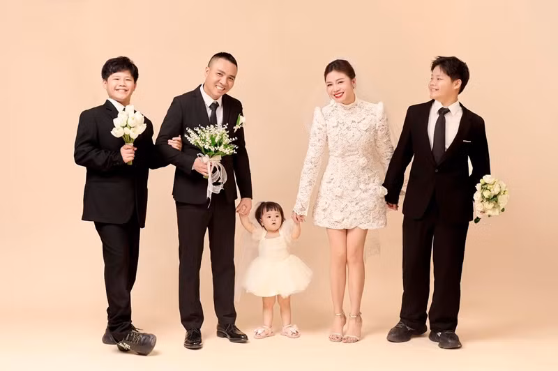 Sau 1 lần đò, có hai con riêng, MC Hoàng Linh tìm được bến đỗ hạnh phúc bên đạo diễn Trần Mạnh Hùng. Vợ chồng nữ MC có một cô con gái chung chào đời vào tháng 9/2023.