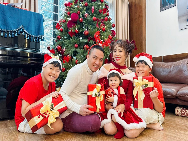 Nữ MC Chúng tôi là chiến sĩ trẻ trung bên chồng và các con.