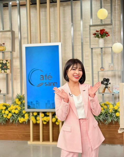 Khi làm MC, Hoàng Linh luôn ăn diện kín đáo để che hình xăm.