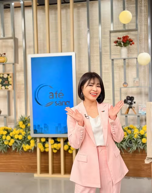 Khi làm MC, Hoàng Linh luôn ăn diện kín đáo để che hình xăm.