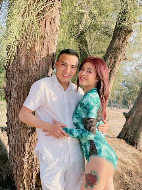 Hoàng Linh để lộ hình xăm trên đùi khi diện bikini.