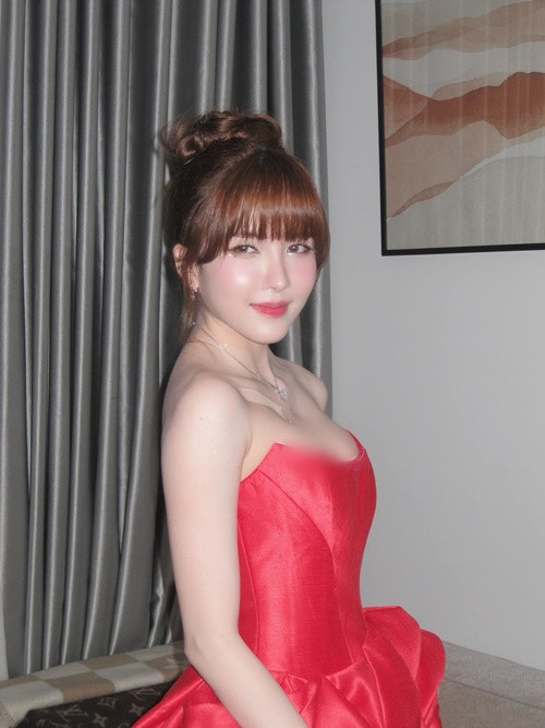 Thiều Bảo Trâm ăn mặc, trang điểm như ca sĩ thần tượng Hàn Quốc.