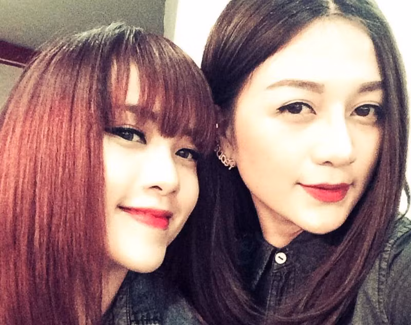 Thiều Bảo Trâm lột xác hình ảnh vào năm 2017. Cô chuộng váy áo gợi cảm, để tóc dài.