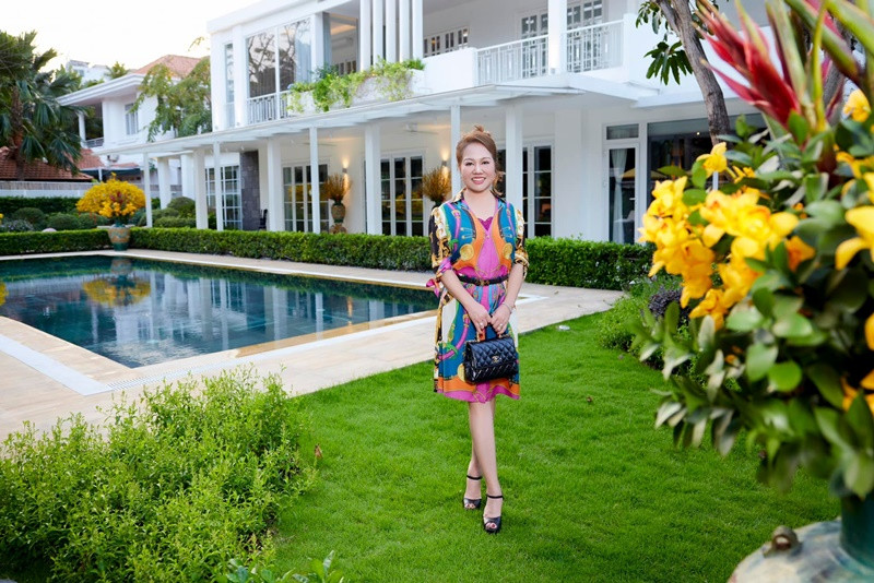 Nhân dịp sinh nhật mẹ đẻ (trong ảnh), Lý Thùy Chang - vợ Chi Bảo chúc đấng sinh thành: “Chúc mẹ luôn trẻ đẹp, vui tươi, mạnh khỏe mãi mãi tuổi 30. Sớm về Việt Nam ở hẳn ôm 2 cục cháu kim cương của bà nha. Cả nhà yêu bà”. Ảnh: FB Lý Thùy Chang.