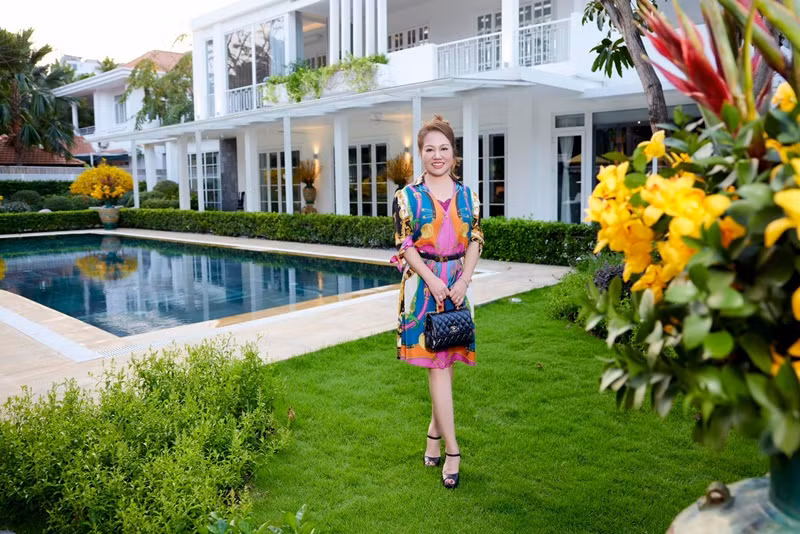 Nhân dịp sinh nhật mẹ đẻ (trong ảnh), Lý Thùy Chang - vợ Chi Bảo chúc đấng sinh thành: “Chúc mẹ luôn trẻ đẹp, vui tươi, mạnh khỏe mãi mãi tuổi 30. Sớm về Việt Nam ở hẳn ôm 2 cục cháu kim cương của bà nha. Cả nhà yêu bà”. Ảnh: FB Lý Thùy Chang.