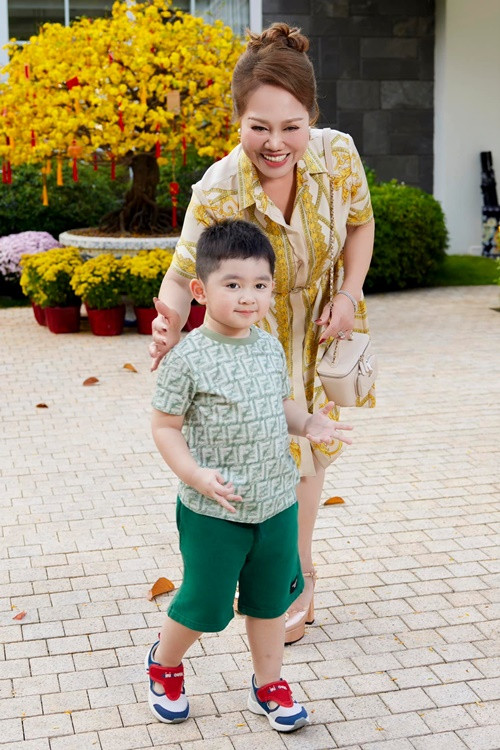 Mẹ vợ Chi Bảo cưng chiều hai nhóc tì nhà nam diễn viên. Ảnh: FB Lý Thùy Chang.