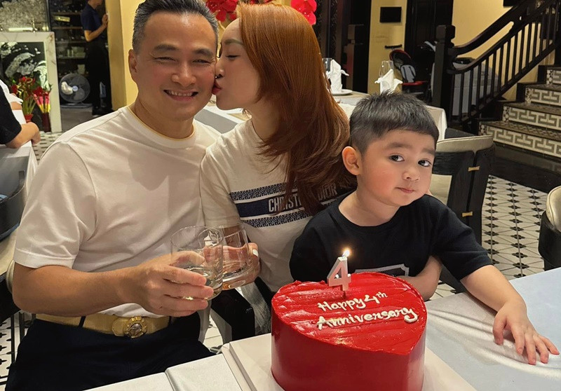 "Kỷ niệm 4 năm ngày lên phường. Nhà em lãi mỗi 2 cục vàng này thui các bác ạ", vợ Chi Bảo viết trên trang cá nhân. Ảnh: FB Lý Thùy Chang.