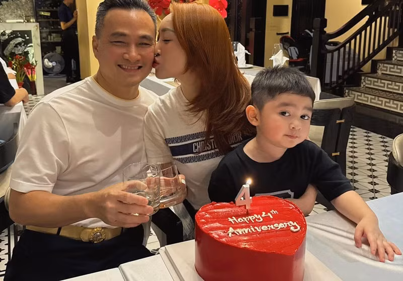 "Kỷ niệm 4 năm ngày lên phường. Nhà em lãi mỗi 2 cục vàng này thui các bác ạ", vợ Chi Bảo viết trên trang cá nhân. Ảnh: FB Lý Thùy Chang.