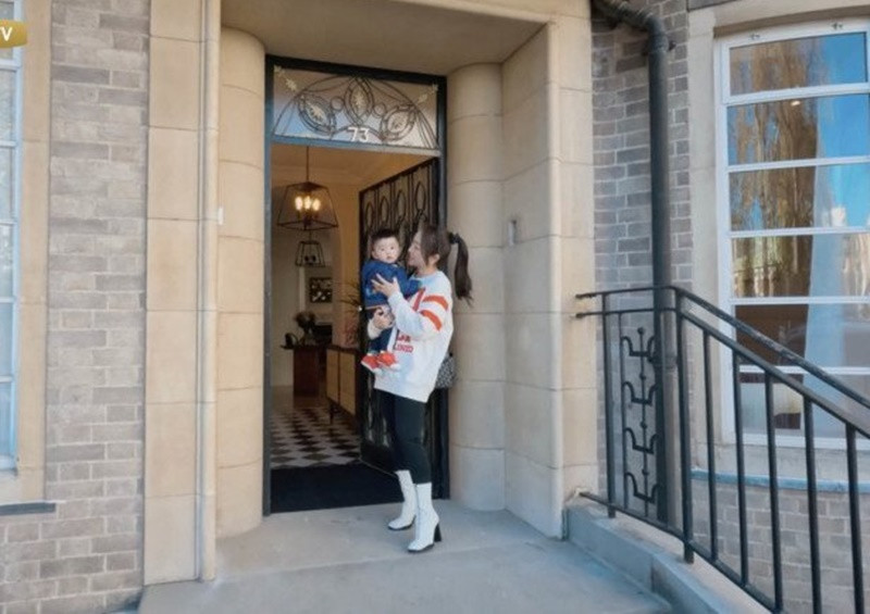 Hình ảnh Lý Thùy Chang cùng con trai trong biệt thự của gia đình ở Anh. Ảnh: Người Đưa Tin.