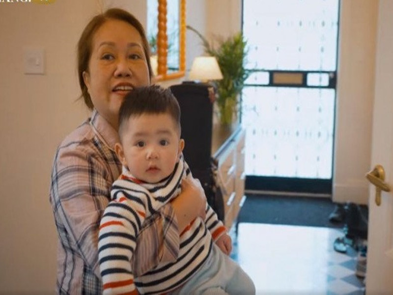 Tháng 12/2022, Chi Bảo - Lý Thùy Chang đưa con trai sang Anh thăm bà ngoại. Ở Anh, mẹ vợ Chi Bảo sống trong căn biệt thự, bên ngoài trông như một lâu đài cổ kính, bên trong nội thất sang trọng. Ảnh: Người Đưa Tin.