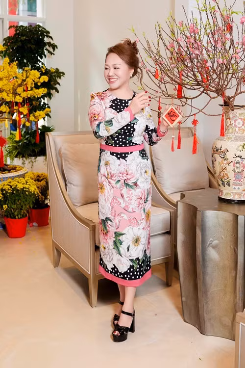 Mẹ vợ Chi Bảo sở hữu vẻ đẹp sang trọng, quý phái. Ảnh: FB Lý Thùy Chang.